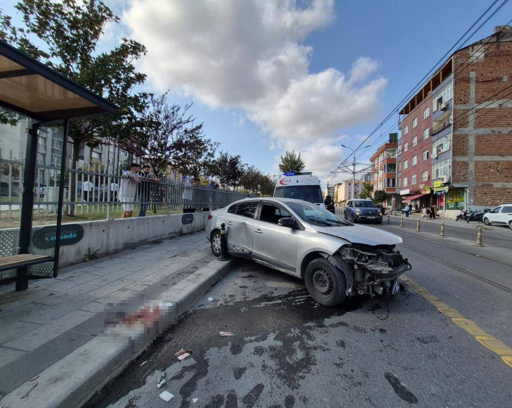 Kaldırımda dehşet! Kontrolden çıkan otomobil yayalara çarptı 2